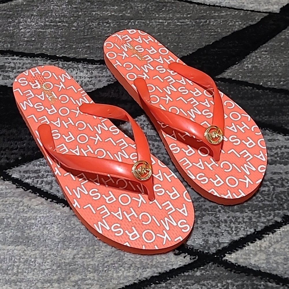 MICHAEL MICHAEL KORS METAL LOGO FLIP FLOPS SANDALS